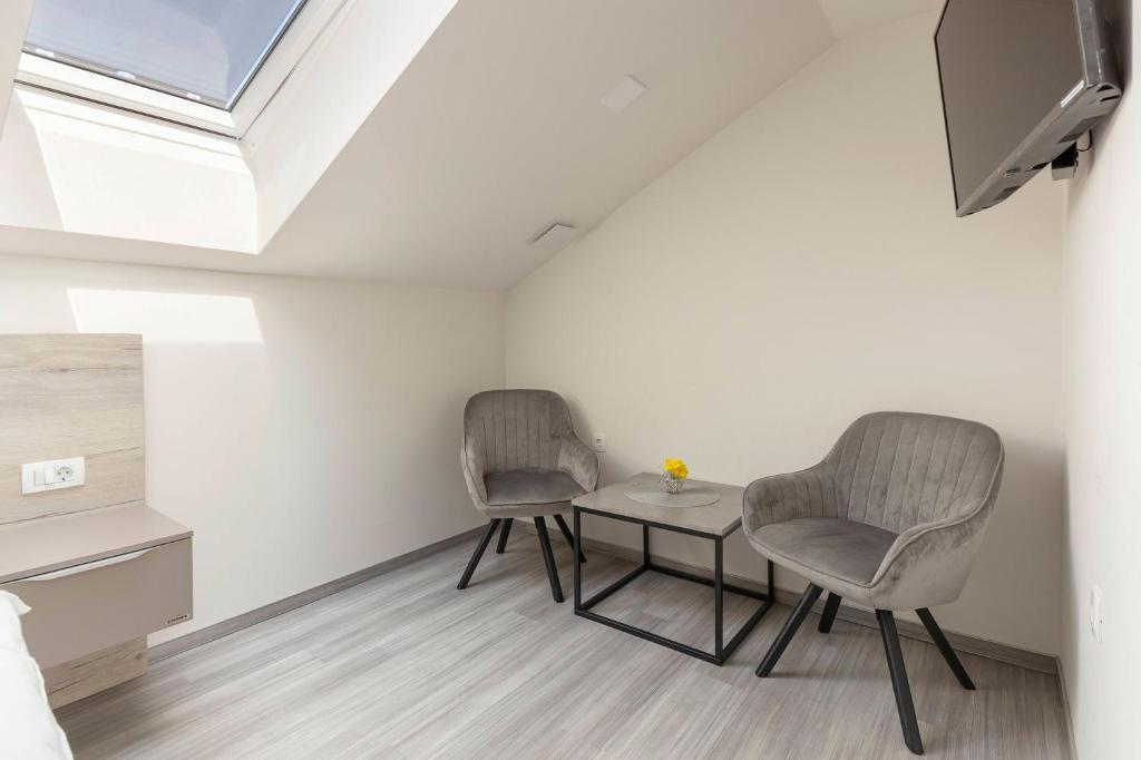 TV a/nebo společenská místnost v ubytování Rooms S Center