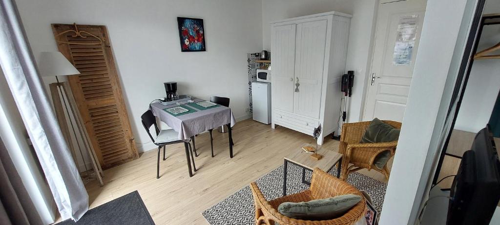 Kuchyň nebo kuchyňský kout v ubytování CHAMBRE AVEC SUITE DE 26 M2