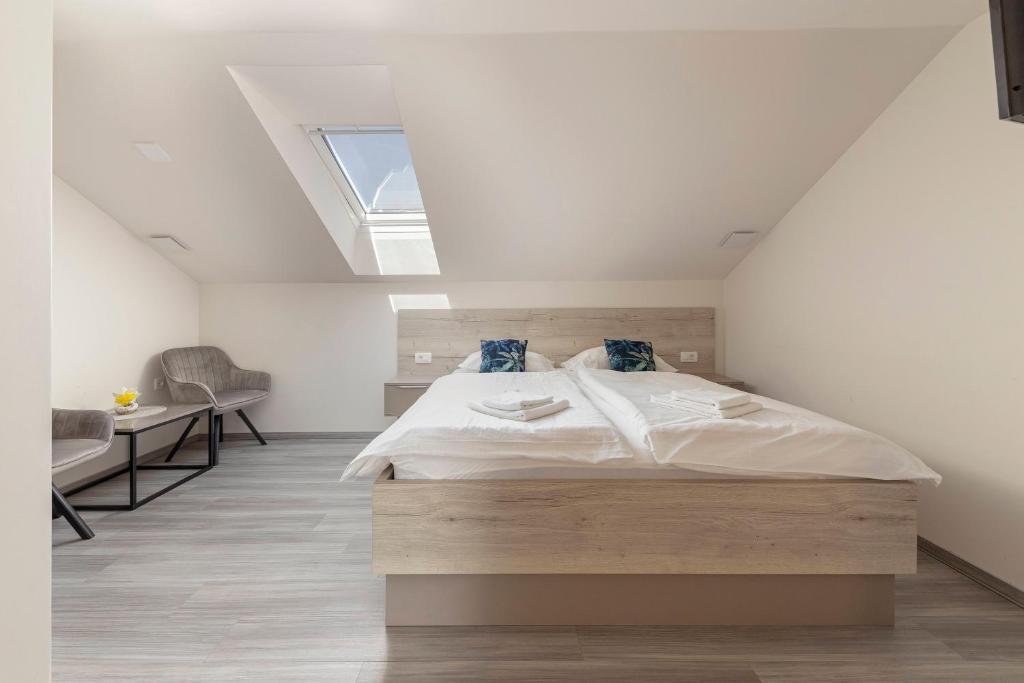 Postel nebo postele na pokoji v ubytování Rooms S Center