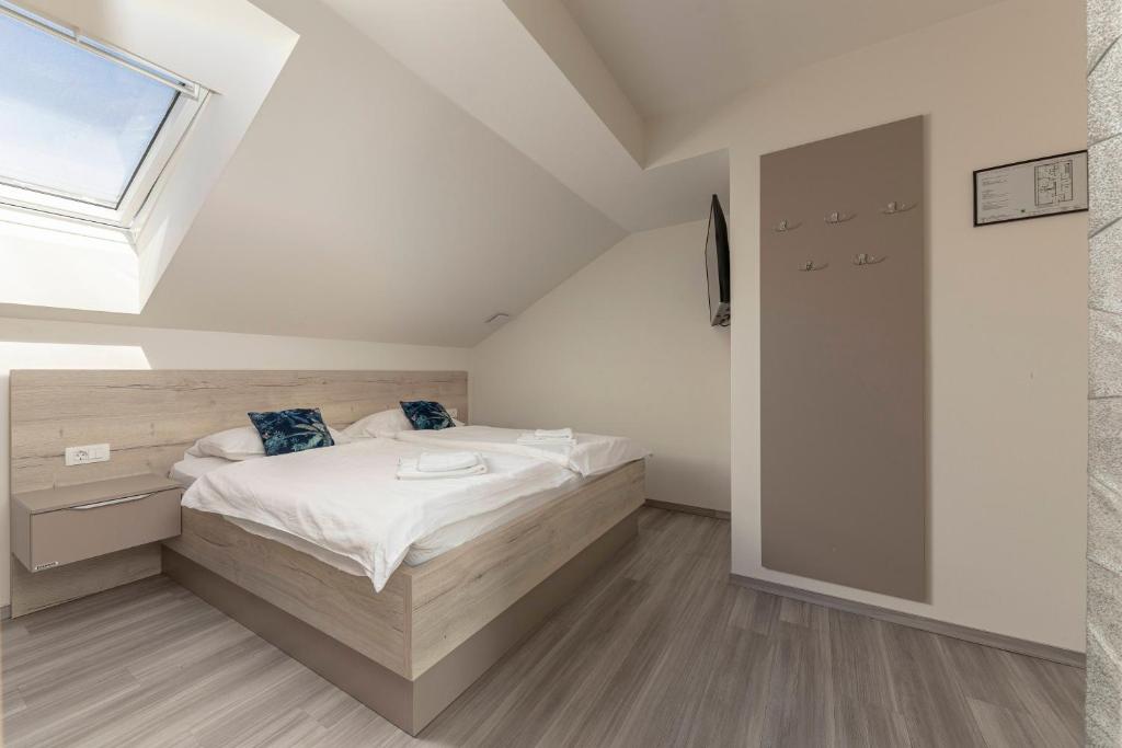 Postel nebo postele na pokoji v ubytování Rooms S Center