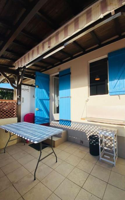 une terrasse avec un banc et une table sur une maison dans l'établissement Villa de vacances 6 pers avec piscine proche plage - V0818, à Portiragnes