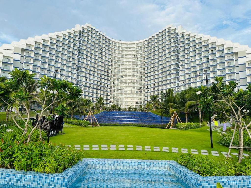 Бассейн в Holi Arena Cam Ranh Premier Apartment Service или поблизости