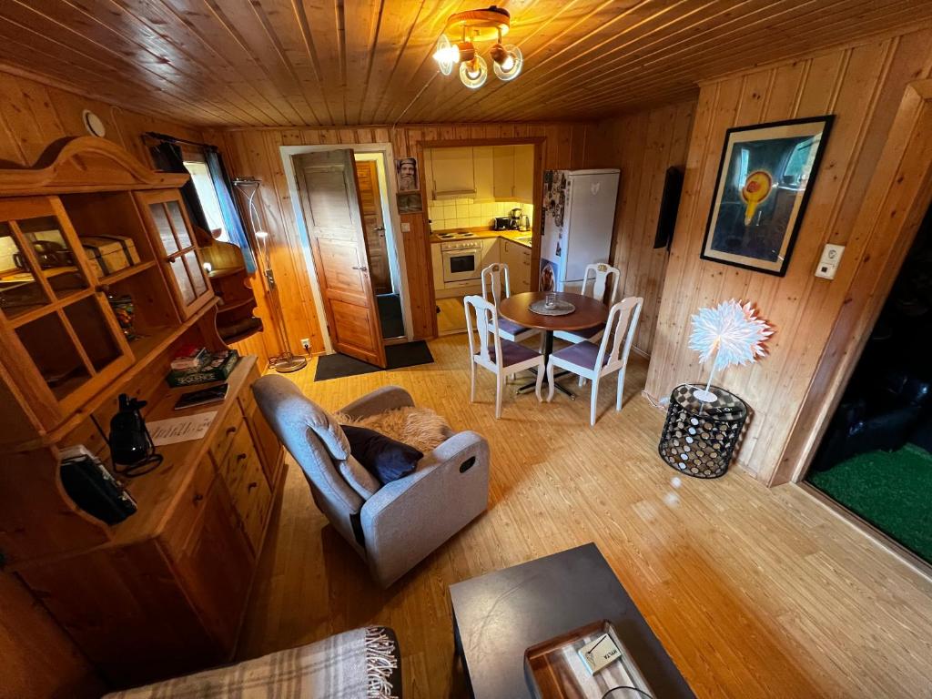 uma vista superior para uma sala de estar e sala de jantar em Tommen’s Crib em Hemsedal