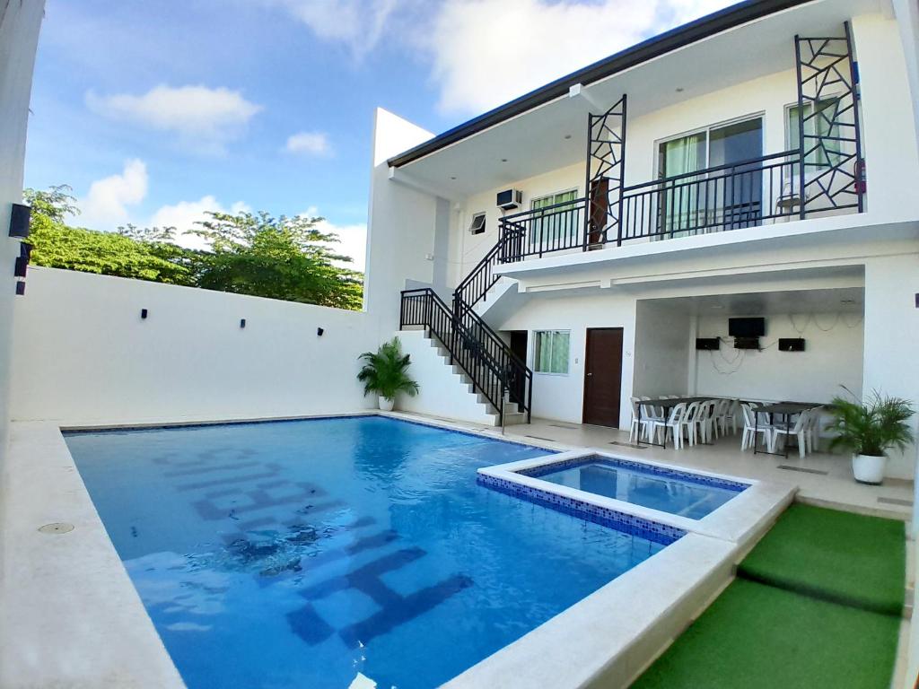 een zwembad voor een huis bij Resort Sakura Ann in Puerto Princesa City
