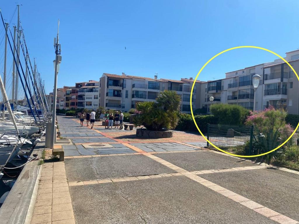 un tuyau jaune sur un trottoir à côté d'un bâtiment dans l'établissement A 70 metres de la plage, etage 1, au Cap d'Agde