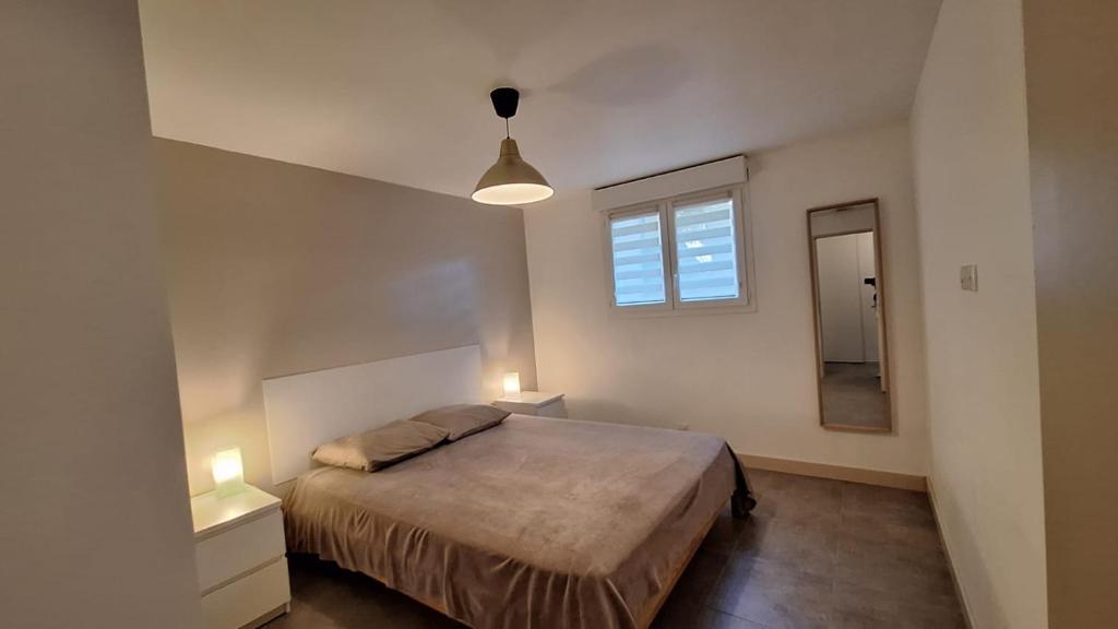 ポルティシオにあるCasa Porticcioのベッドルーム1室(ベッド1台、窓、鏡付)