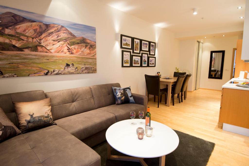 - un salon avec un canapé et une table dans l'établissement City Comfort Apartments, à Reykjavik