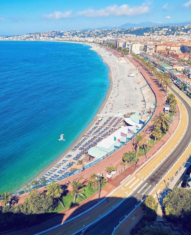 une vue aérienne d'une plage et de l'océan dans l'établissement Logement proche de la plage, à Nice