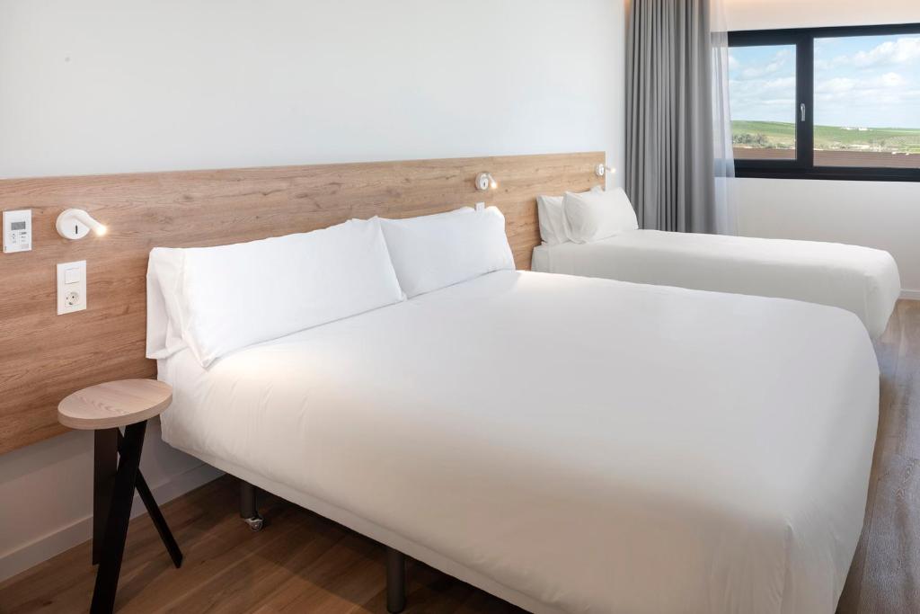 Postel nebo postele na pokoji v ubytování B&B HOTEL Écija