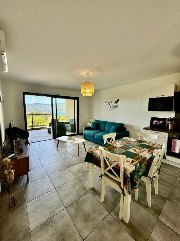 普罗普里亚诺T2 neuf vue mer proximite plage的客厅里有一张蓝色的沙发和一张桌子