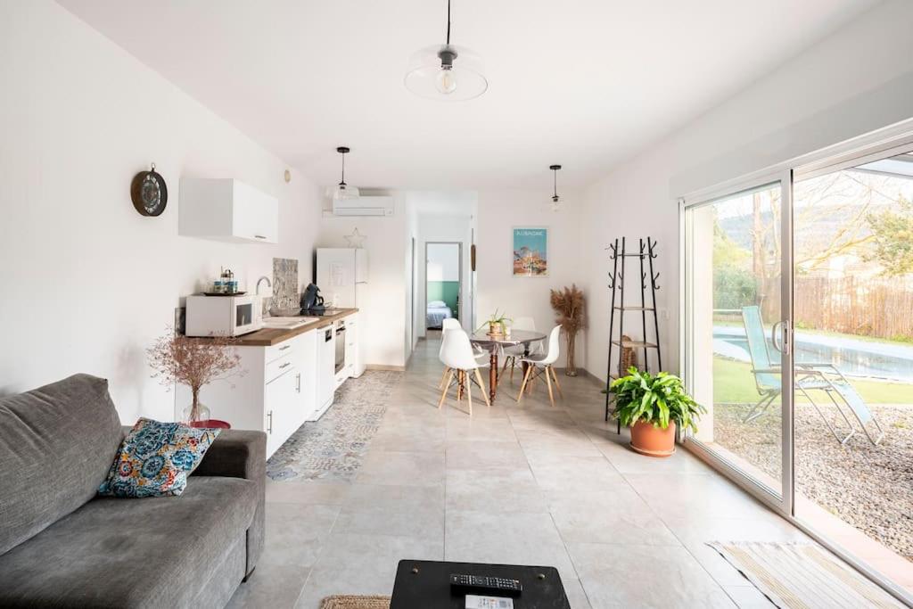 un salon avec un canapé et une table dans l'établissement sublime appart terrasse piscine privee jardin, à Aubagne