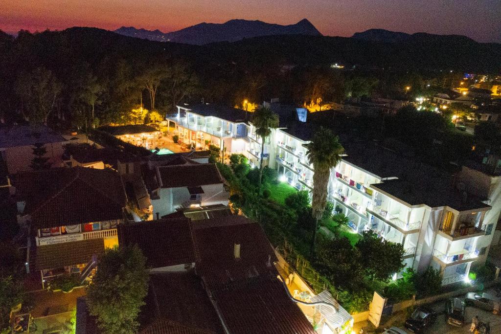 Nespecifikovaný výhled na hory nebo výhled na hory při pohledu z hotelu