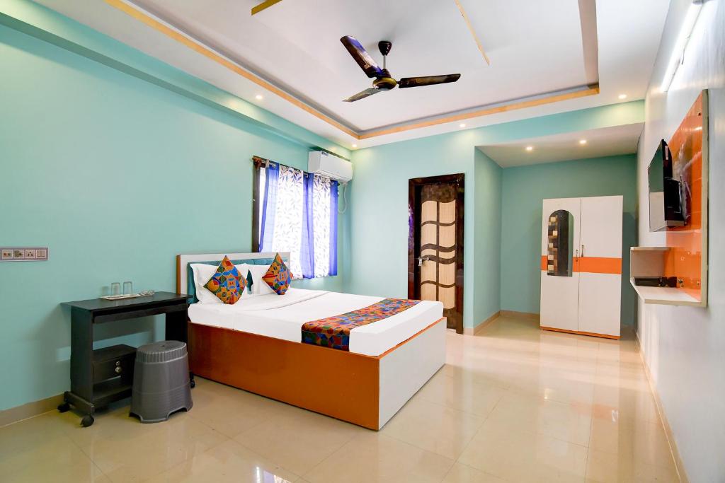 um quarto com uma cama e uma ventoinha de tecto em FabHotel Dreamz Heaven em kolkata