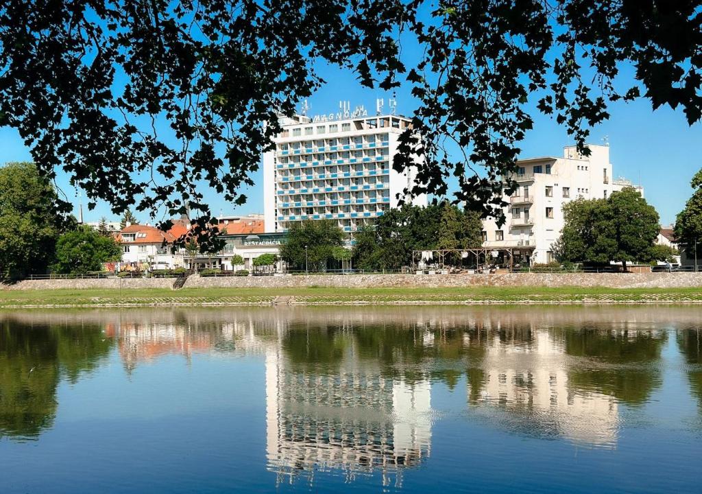 Výhled na řeku, která protéká v blízkosti hotelu