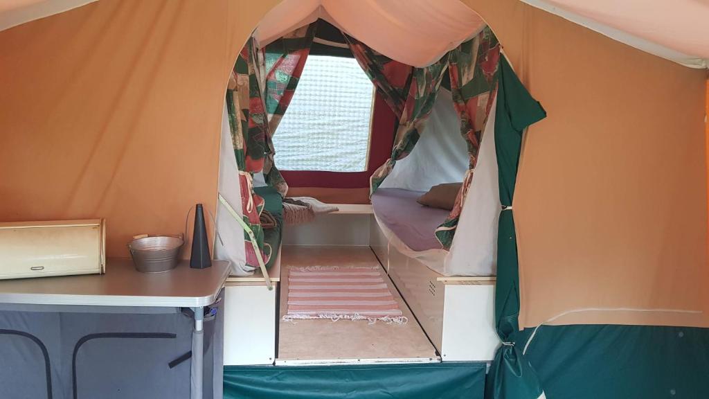 Postel nebo postele na pokoji v ubytování Basic ingerichte vouwwagen op camping Westenenk, Wijster