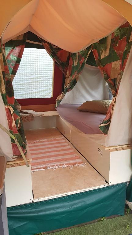 Postel nebo postele na pokoji v ubytování Basic ingerichte vouwwagen op camping Westenenk, Wijster