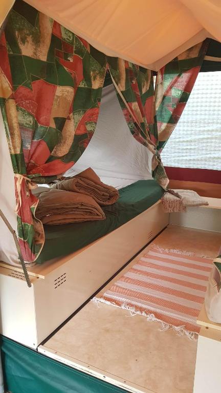 Postel nebo postele na pokoji v ubytování Basic ingerichte vouwwagen op camping Westenenk, Wijster