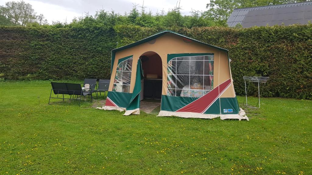 Zahrada ubytování Basic ingerichte vouwwagen op camping Westenenk, Wijster