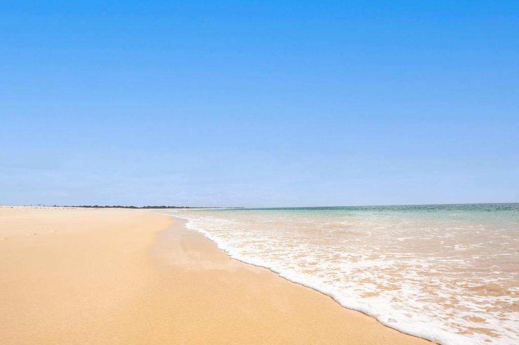 トロイアにあるGuestReady - Serene Hideaway in Troiaの海を背景に広がる砂浜