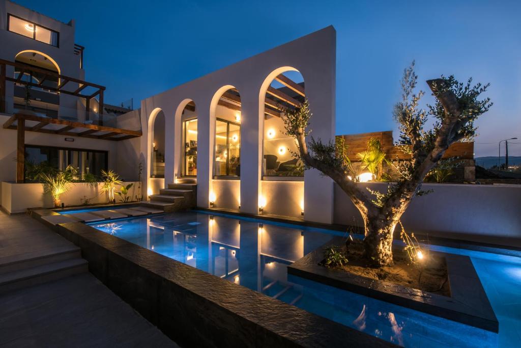 阿默達拉－伊拉克利翁的住宿－Vaya Suites by Omilos Hotels，夜间带游泳池的别墅