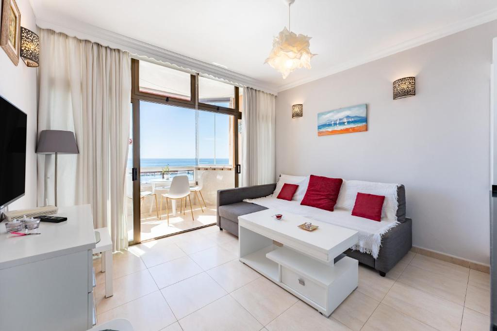 TV a/nebo společenská místnost v ubytování Stunning marina view apartment