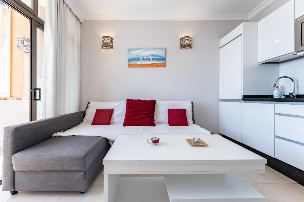 Kuchyň nebo kuchyňský kout v ubytování Stunning marina view apartment