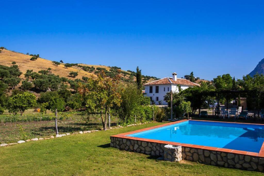 Bazén v ubytování Cortijo Grazalema piscina 5 Hbts con baño AC nebo v jeho okolí