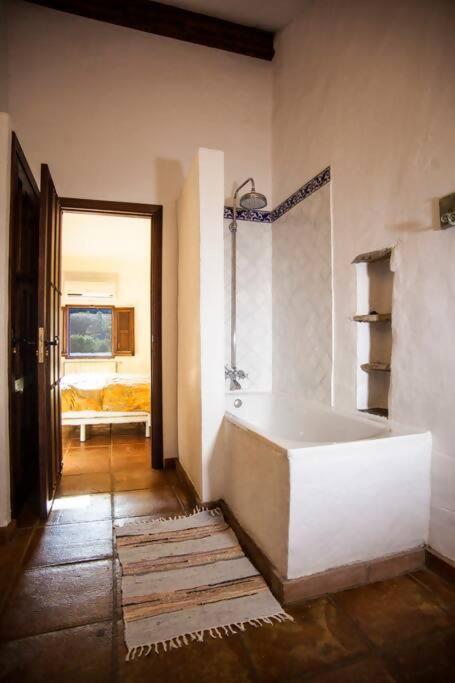 Postel nebo postele na pokoji v ubytování Cortijo Grazalema piscina 5 Hbts con baño AC