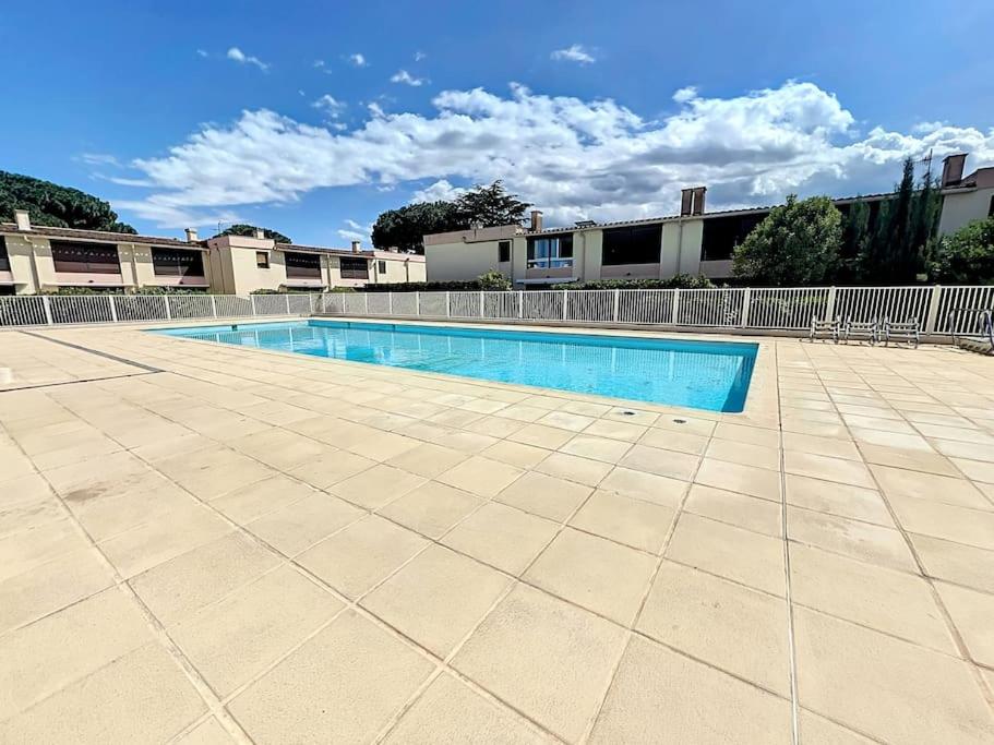 une piscine vide au milieu d'un bâtiment dans l'établissement 3368-appartement de 4 couchages avec piscine, à Argelès-sur-Mer