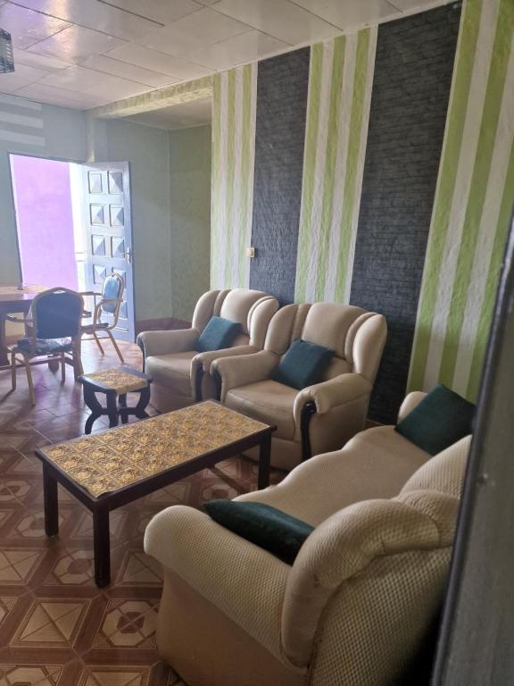 Posezení v ubytování Bel Appartement 2 chambres meublé à Bafoussam