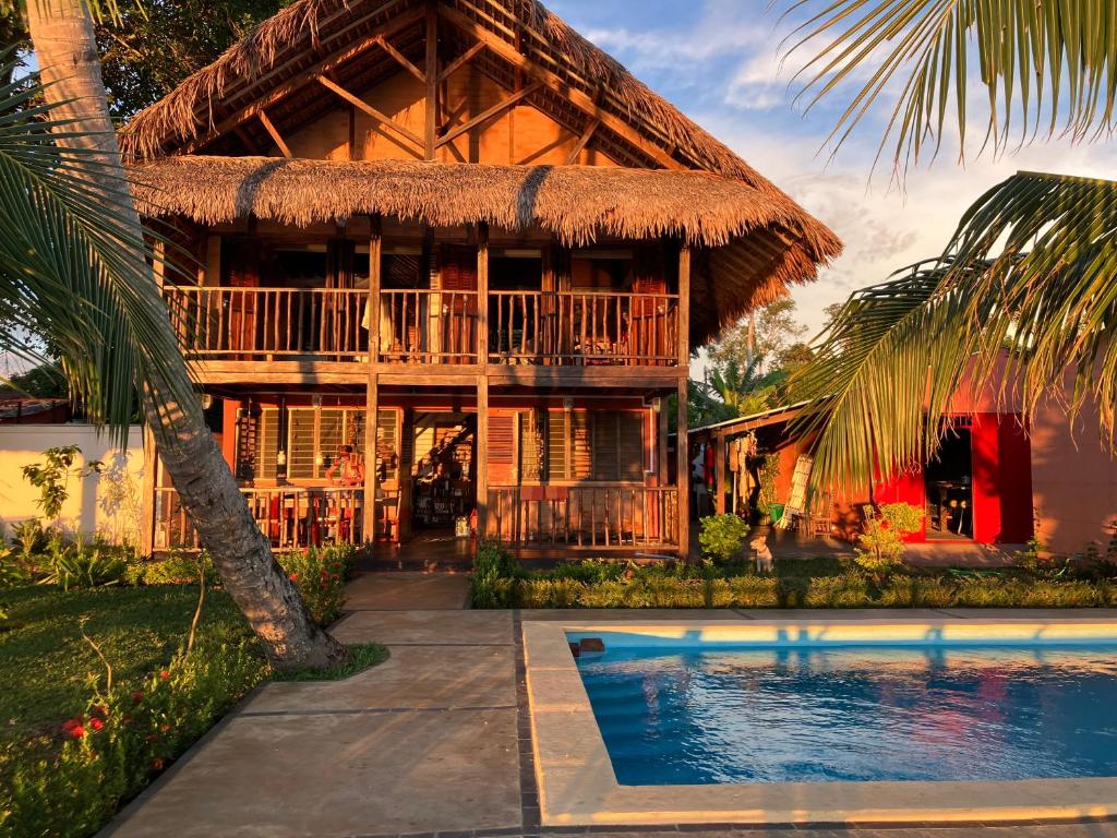 Dzamandzar的住宿－Lodge Villa MAYANKI，度假村前方设有游泳池
