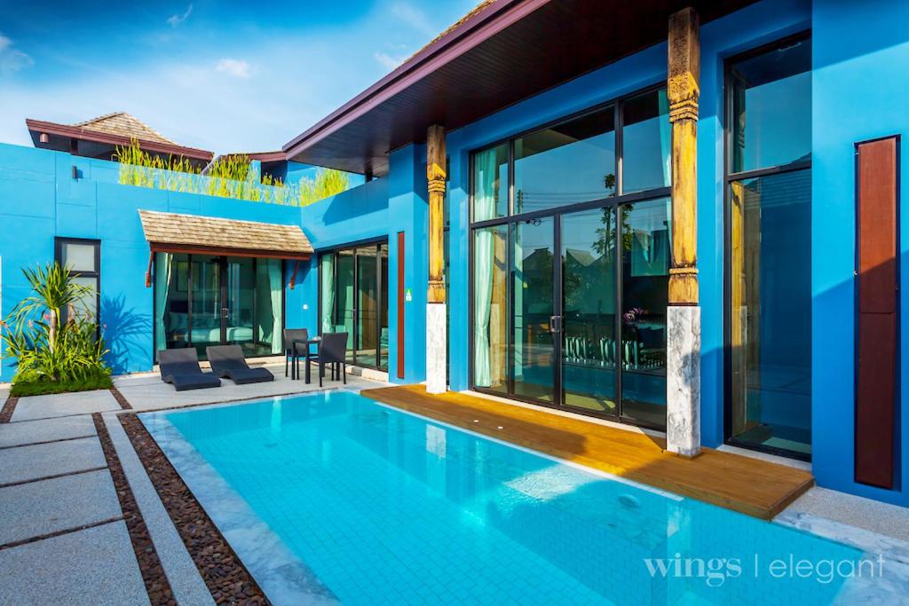 邦濤海灘的住宿－Three Bedroom Wings Pool Villa，一座房子前面设有游泳池