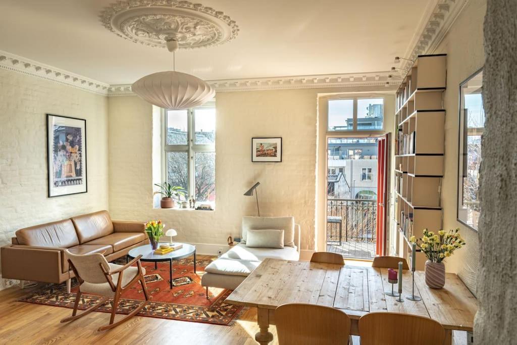 a living room with a couch and a table at Attraktiv og klassisk leilighet midt i Oslo, 80m2 in Oslo