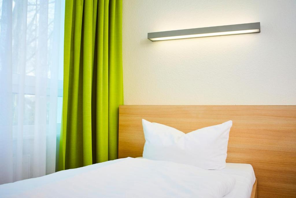 Postel nebo postele na pokoji v ubytování Gästehaus im LWH