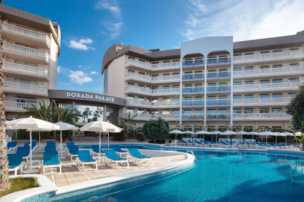 un hôtel avec une piscine, des chaises et des parasols dans l'établissement Hotel-Aparthotel Ponient Dorada Palace by PortAventura World, à Salou