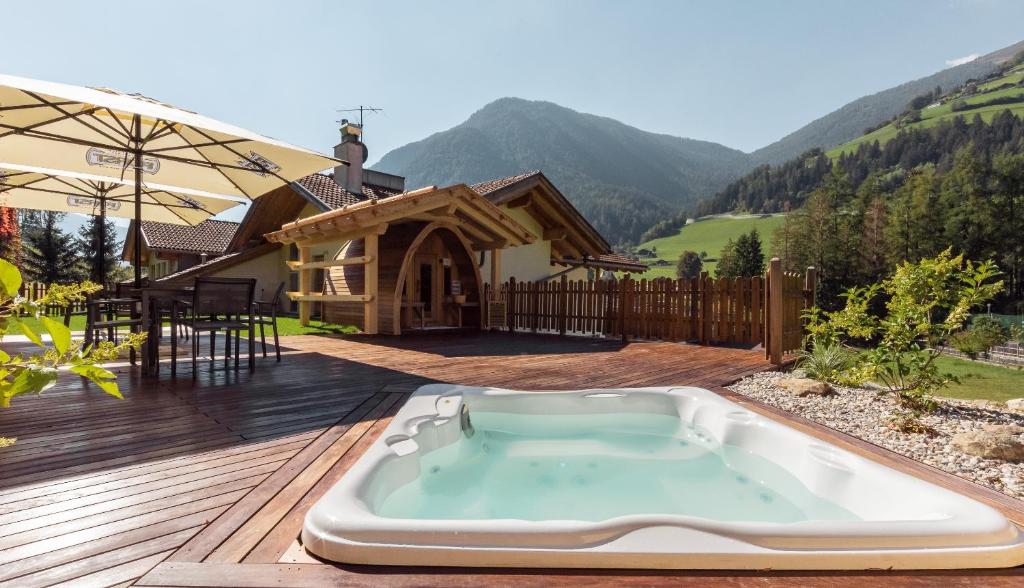 Nespecifikovaný výhled na hory nebo výhled na hory při pohledu z hotelu