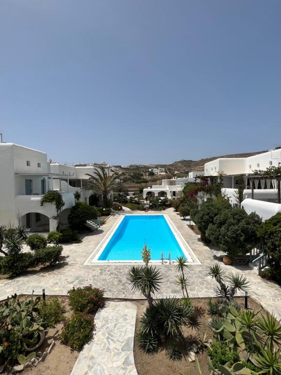 ミコノス・シティにあるMykonos Summer Houseのリゾート内のスイミングプールの空中ビュー