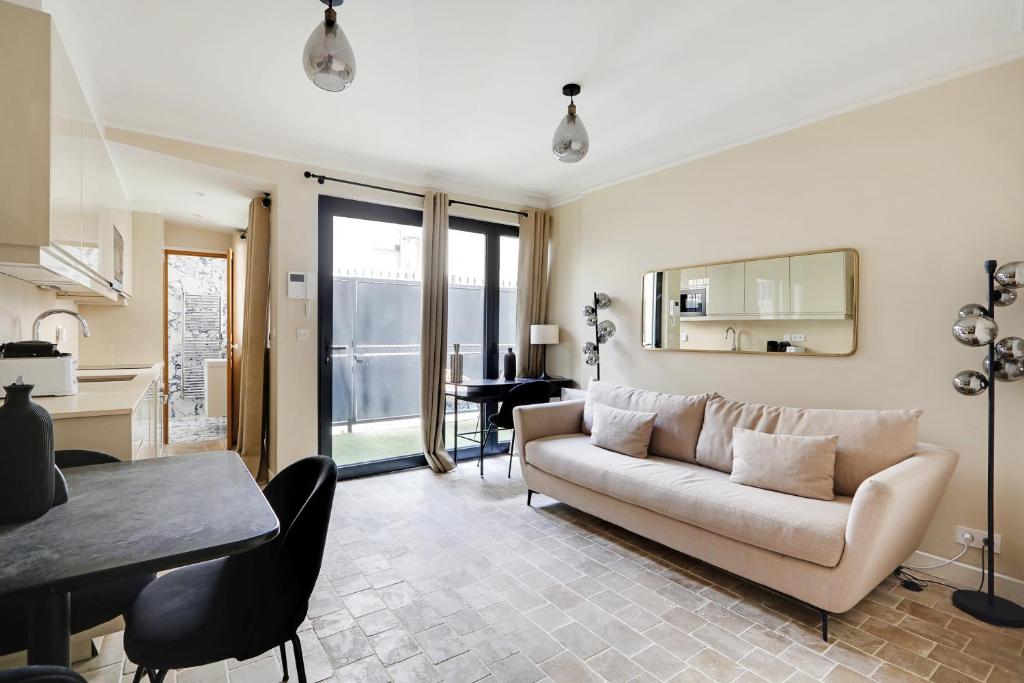 Pick A Flat's Apartment in Montmartre - Rue Lepic
