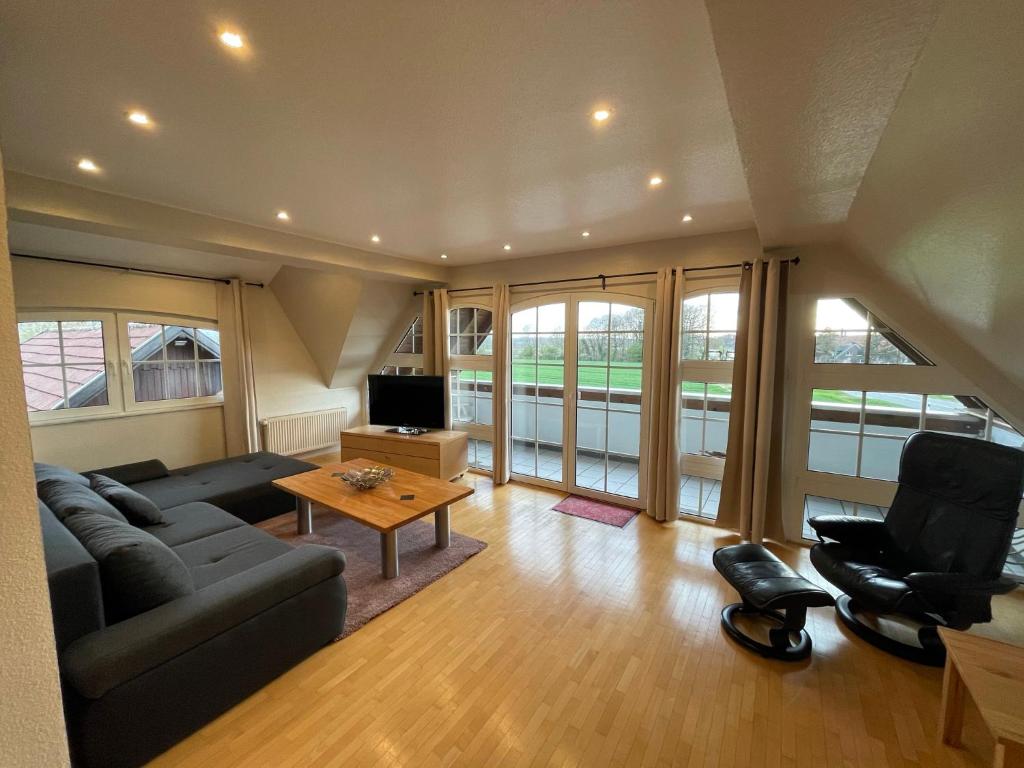 a living room with a couch and a table at Großzügige Ferienwohnung für bis zu 4 Personen mit Balkon in Capelle