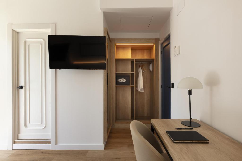 Televízia a/alebo spoločenská miestnosť v ubytovaní Hotel Rovira