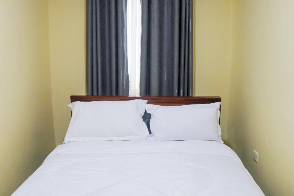 سرير أو أسرّة في غرفة في rom
