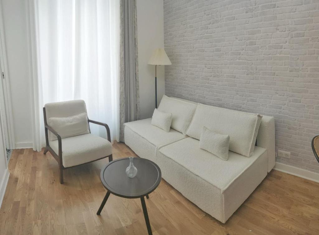 - un salon avec un canapé blanc et une chaise dans l'établissement Stylish Parisian Flat near Eiffel Tower, à Paris