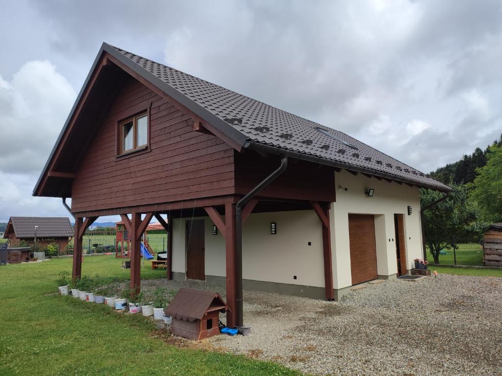 una casa con tetto a foglia d'azzardo con garage di Domek Myśliwski a Gołkowice Dolne