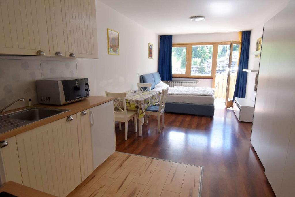 A kitchen or kitchenette at Emerald Studio Apartment