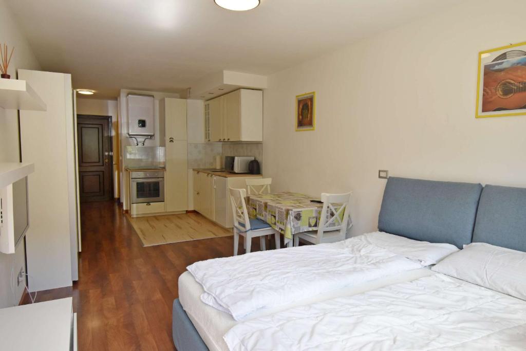 A kitchen or kitchenette at Emerald Studio Apartment