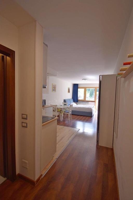 A kitchen or kitchenette at Emerald Studio Apartment