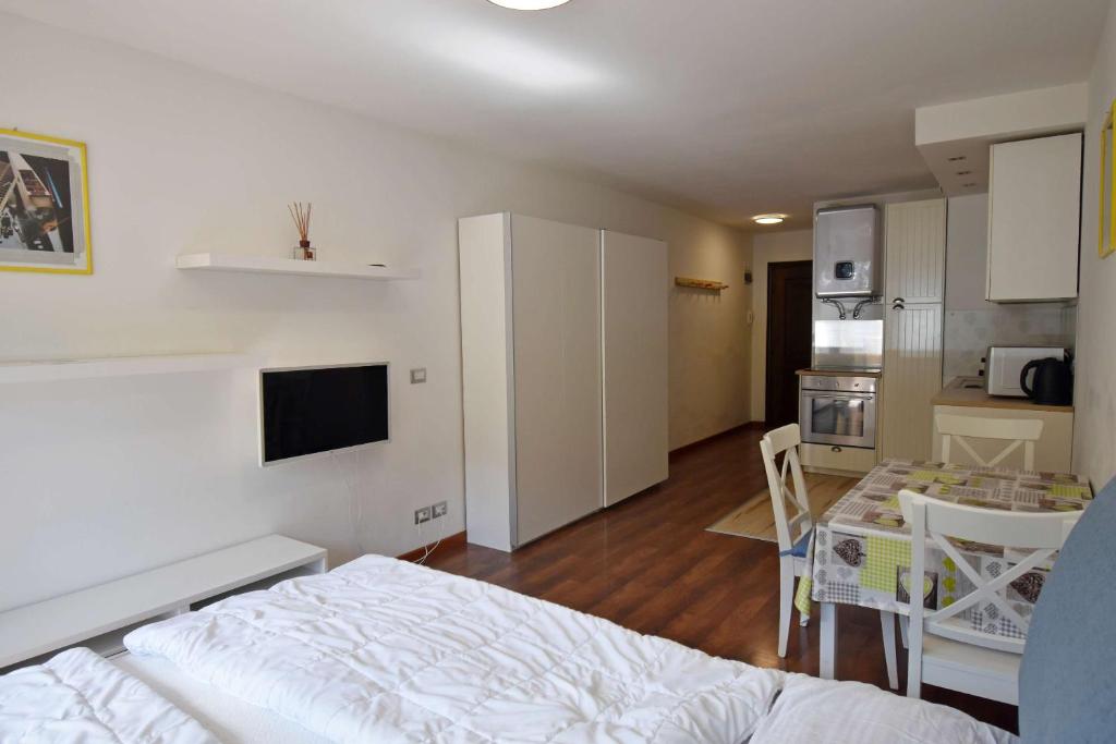 A kitchen or kitchenette at Emerald Studio Apartment