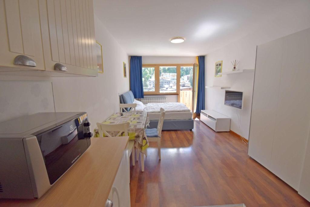 A kitchen or kitchenette at Emerald Studio Apartment