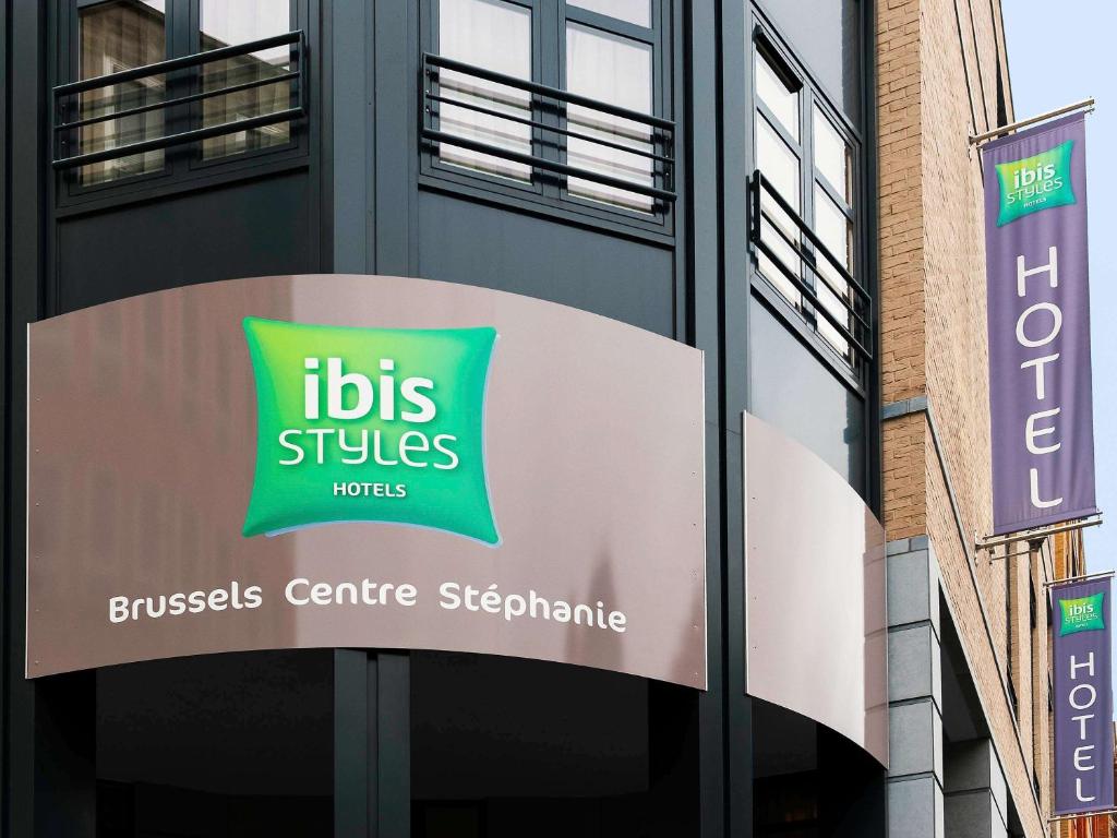 un panneau sur un bâtiment avec un panneau de services aubs dans l'établissement ibis Styles Hotel Brussels Centre Stéphanie, à Bruxelles