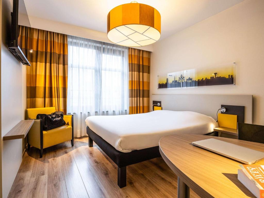 Postel nebo postele na pokoji v ubytování ibis Styles Hotel Brussels Centre Stéphanie